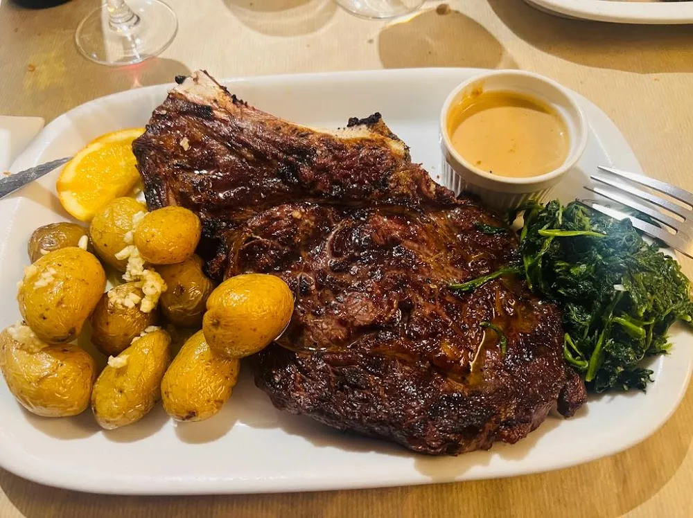 Côte Du Bœuf Avec Pommes de Terre Faite Maison